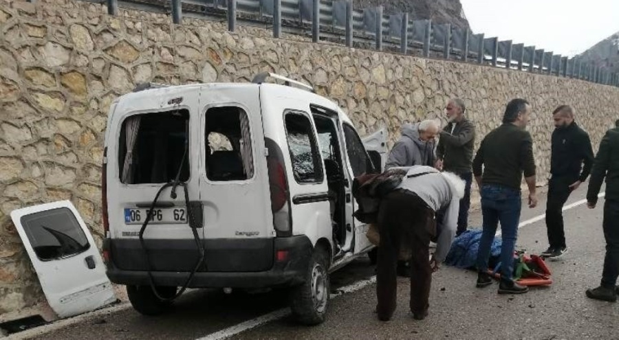 Araç istinat duvarına çarptı: Yaralılar var!