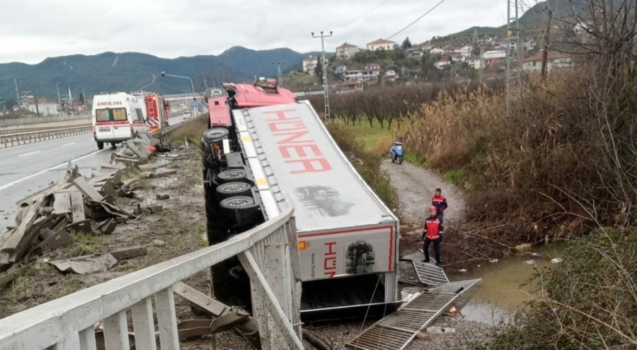 Sakarya'da tır dereye devrildi!