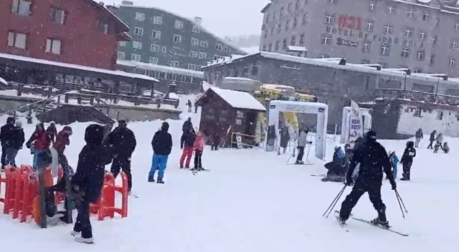 Uludağ'da beklenen an! Kar yağışı başladı