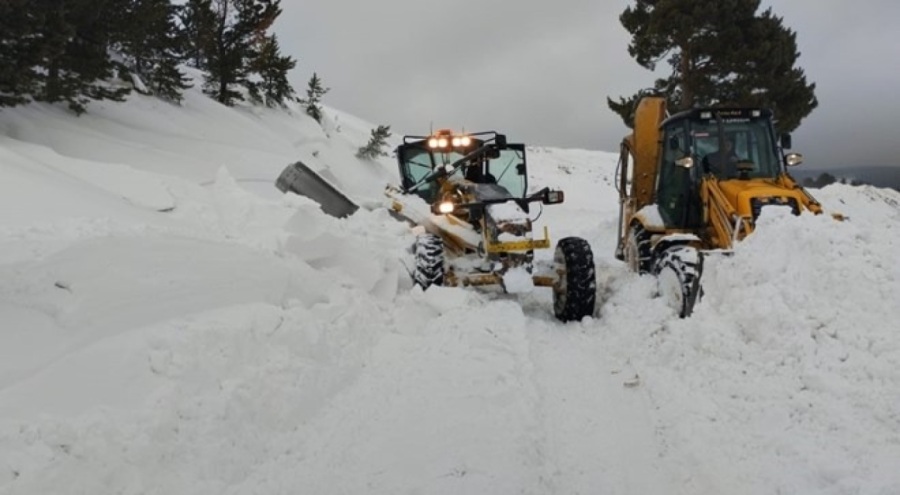 Kars'ta köy yoluna çığ düştü