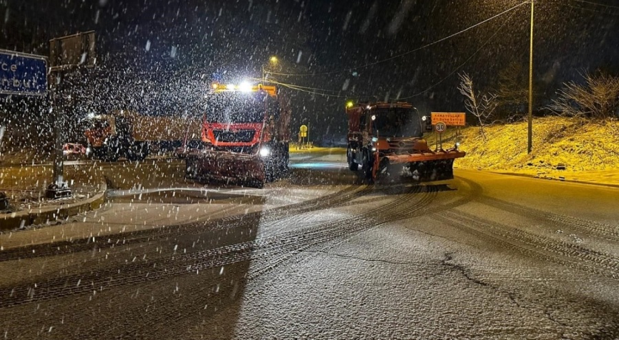 Bolu'da kar kalınlığı 5 santimetreyi buldu