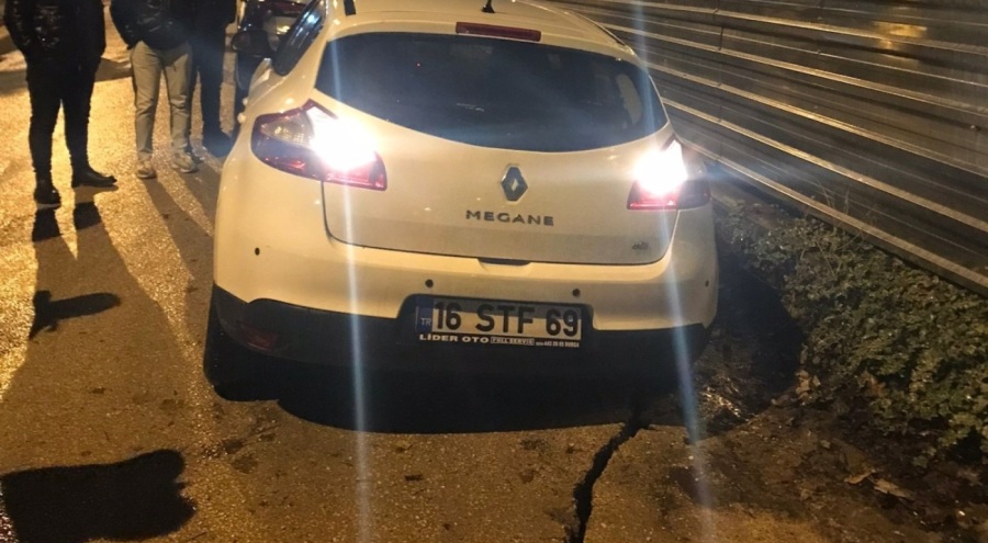 Bursa'da yol çöktü, 4 araç hasar gördü