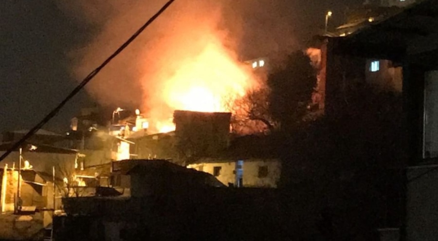 Bursa'da alevlere teslim olan ev küle döndü