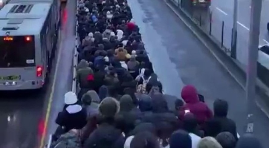 Metrobüs durağında insan seli! Adım bile atamadılar