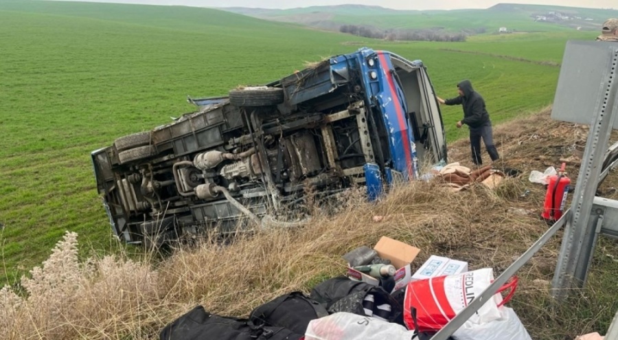 Cezaevi aracı devrildi: 4 jandarma ve 3 hükümlü yaralandı