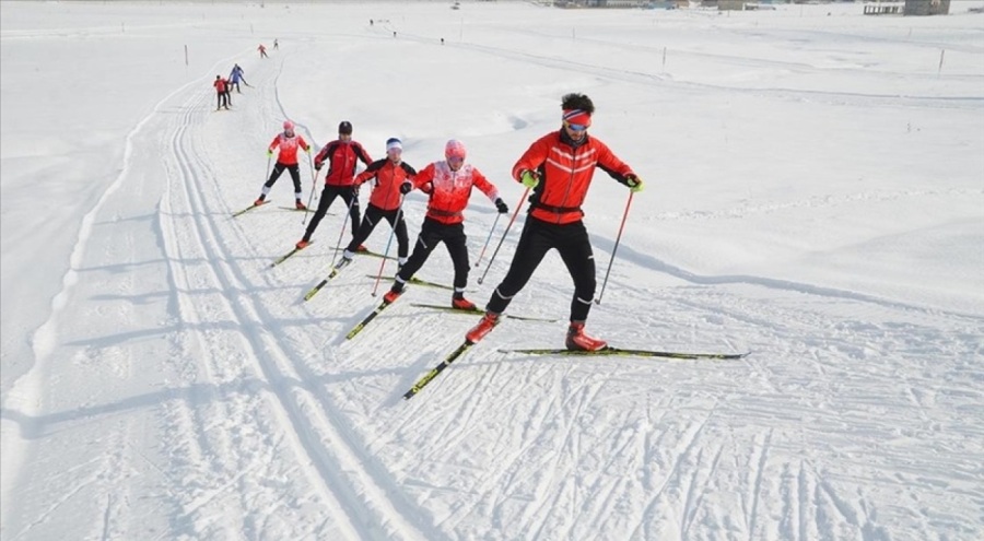 Yüksekova, milli takıma girme hayali kuran kayak sporcularını ağırlıyor