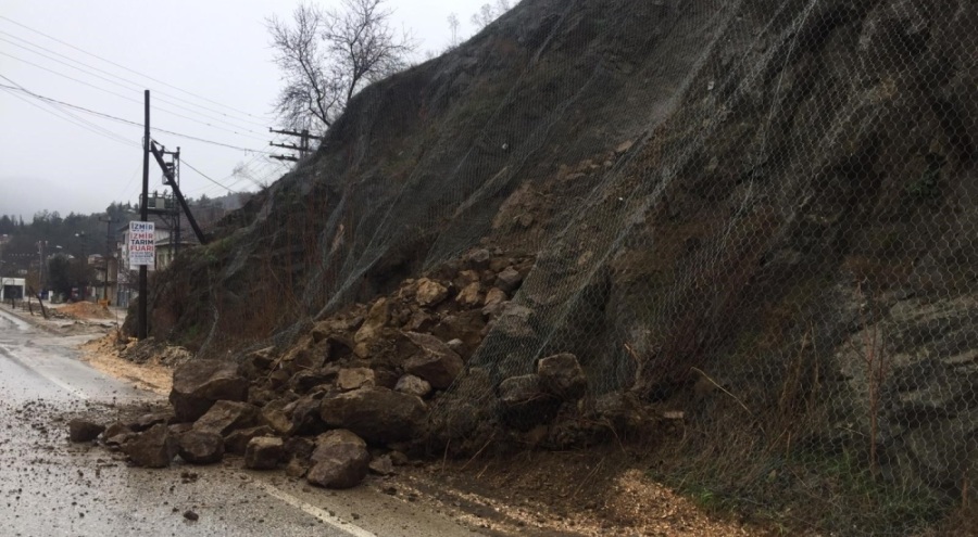 Yola kaya parçaları düştü!