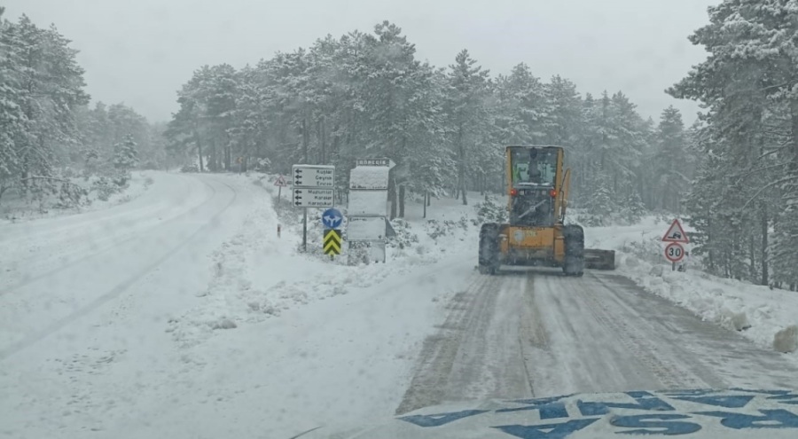 Bursa'da kardan kapanan 56 mahalle yolu trafiğe açıldı