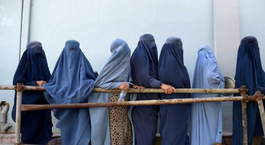 Başörtü kuralı ihlali: 16 yaşındaki kızlara kırbaç cezası