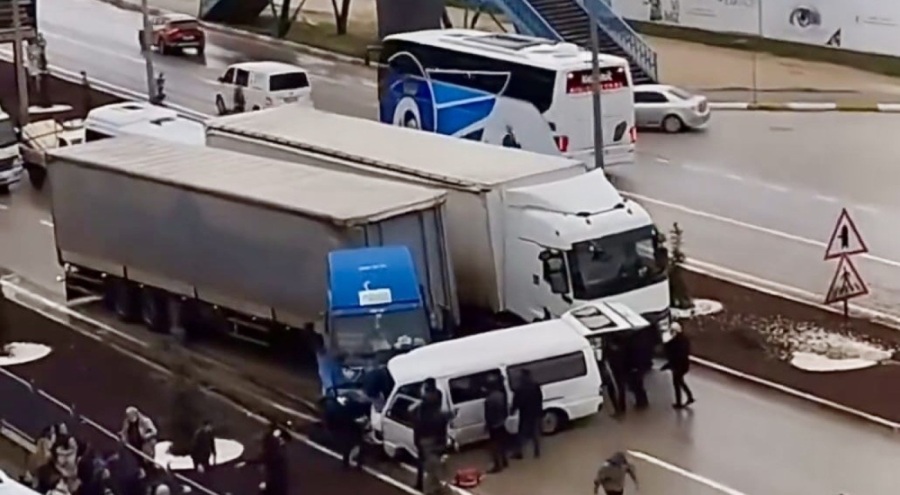 Karşı şeride savrulan minibüs tırla çarpıştı: 1 ölü, 2 yaralı