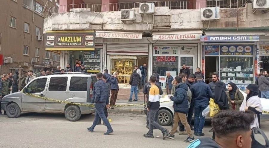 Maskeli saldırganlar kuyumcuya kurşun yağdırdı!