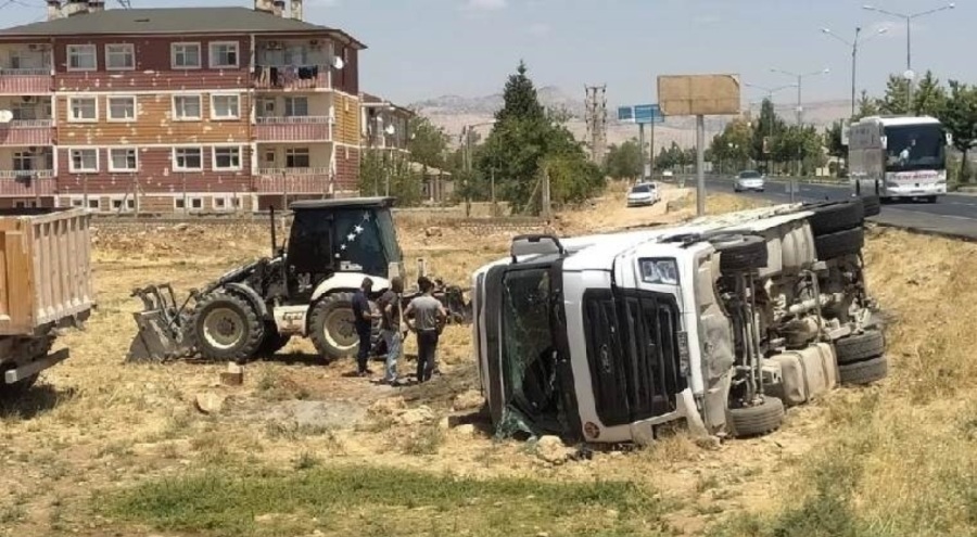 İki araçtan sonra iş yerinin duvarına çarparak durabildi