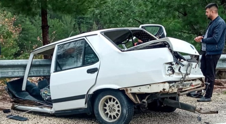 TIR ile çarpışan Tofaş ikiye ayrıldı!