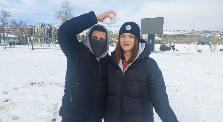 Tekirdağ'da kartopu savaşı yaparak Vali'ye seslendiler: "1 gün daha tatil istiyoruz"