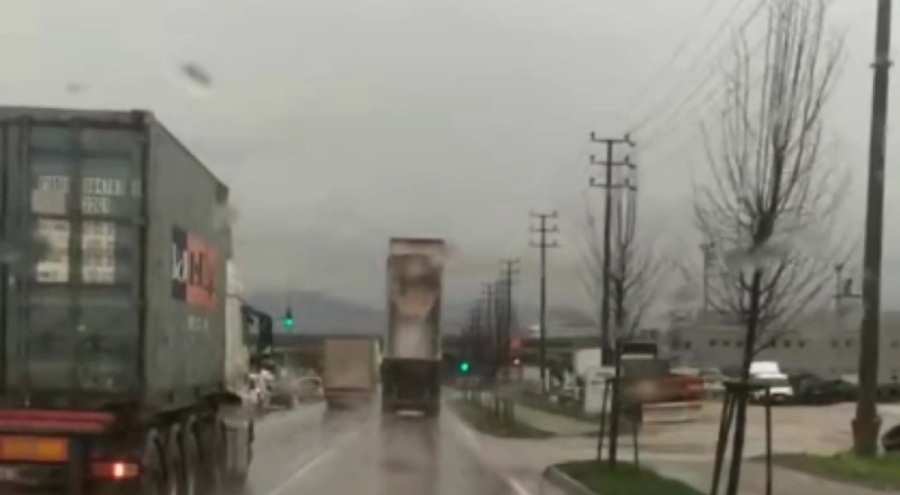 Bursa'da kamyonun açık damperli tehlikeli yolculuğu!