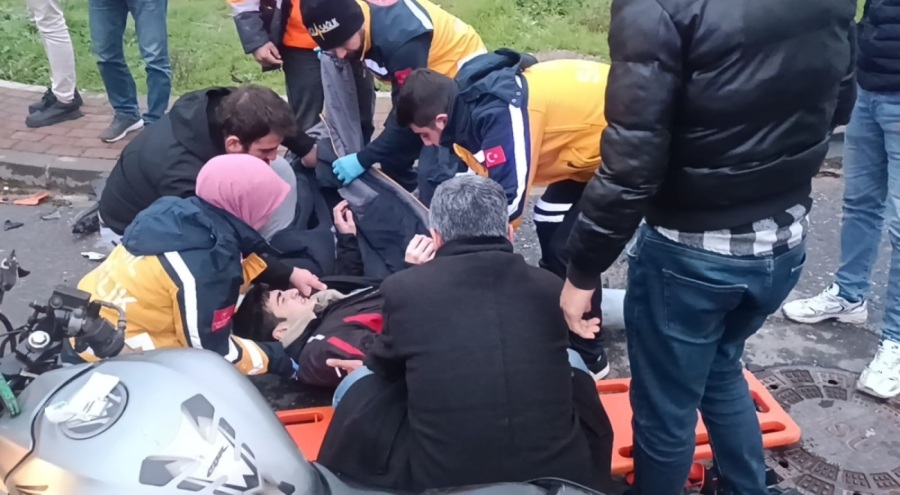 Servis minibüsüyle motosiklet kafa kafaya çarpıştı