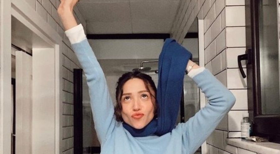 Zeynep Bastık spor taytıyla ayna karşısına geçti!