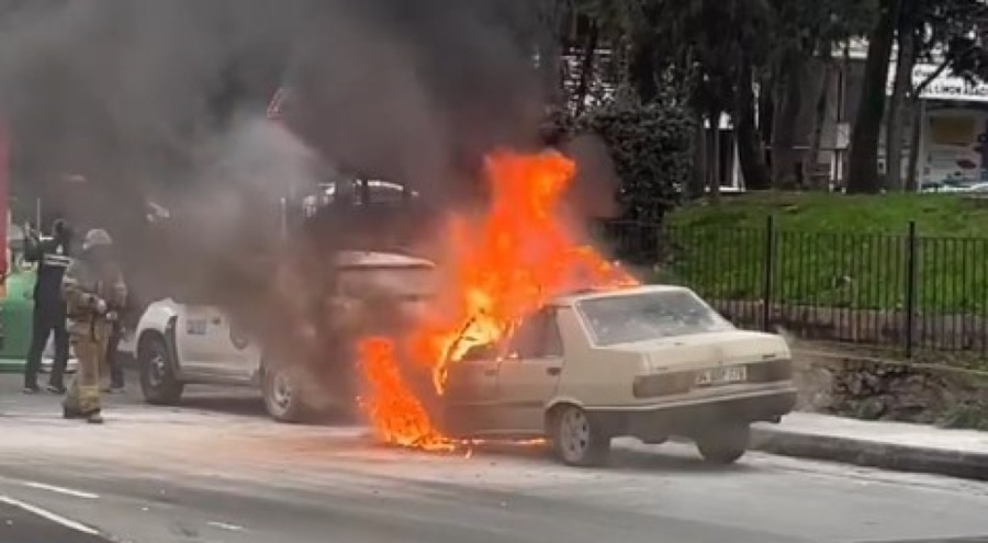 Park halindeki araç alev alev yandı