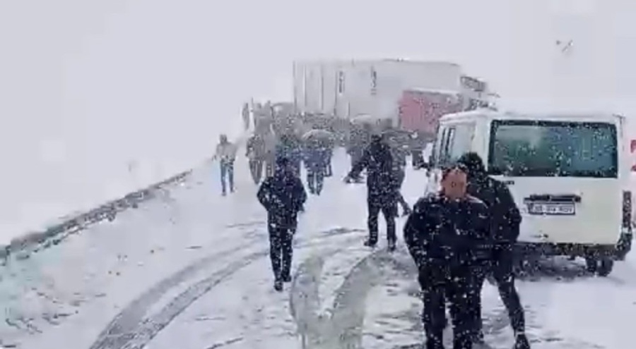 Yüksekova-Şemdinli yolunda çok sayıda araç mahsur kaldı