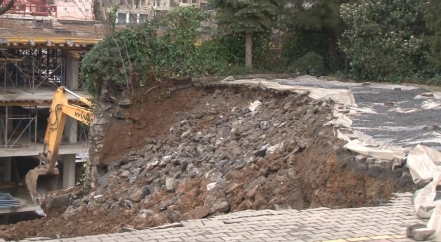 İstinat duvarı çöktü, bir apartman tahliye edildi