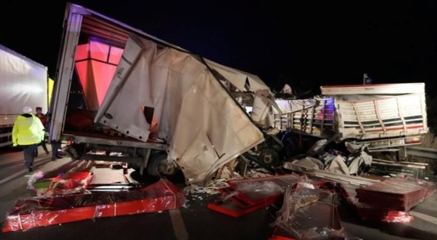 Ortalık savaş alanına döndü: Kamyonet lastiği patlayan tıra çarptı