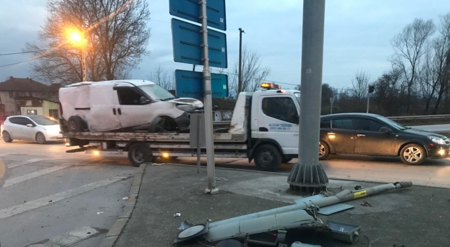 Kazaya karışan araçta yangın çıktı