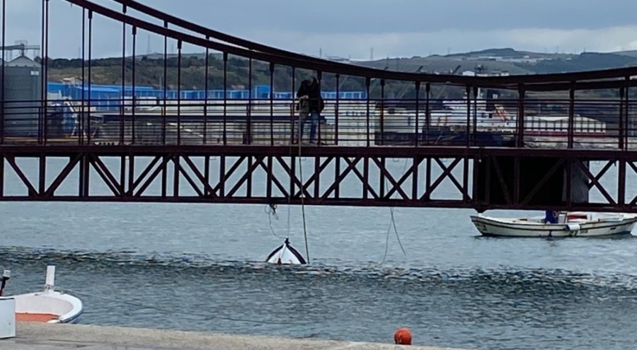 Bandırma'da içi su ile dolan kayık battı