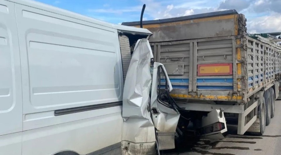 Minibüs kamyona arkadan çarptı