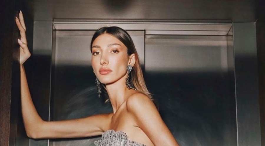 Miss Turkey güzeli Şevval Şahin ayna karşısında çömelerek poz verdi!