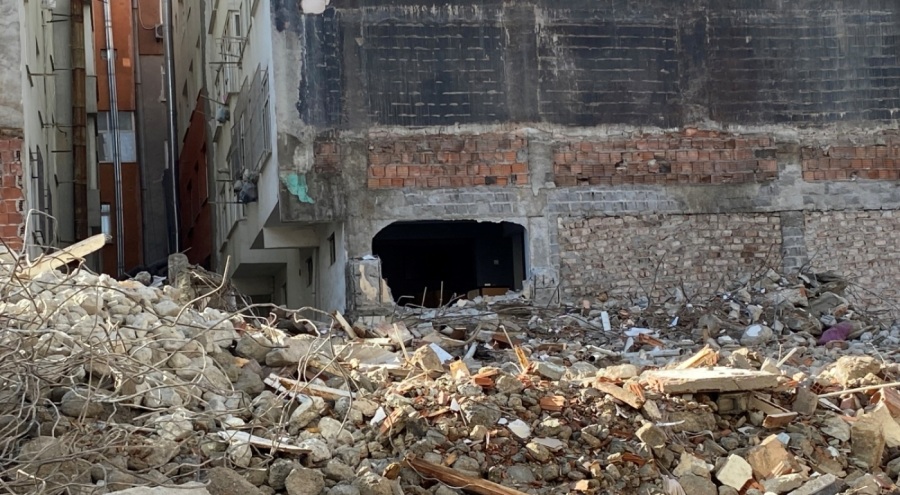 Güngören'de yıkım esnasında 2 bina hasar gördü