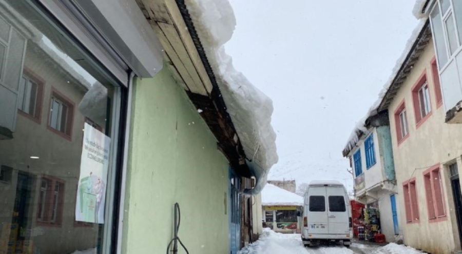 Çatıdan üzerine buz kütlesi düştü!
