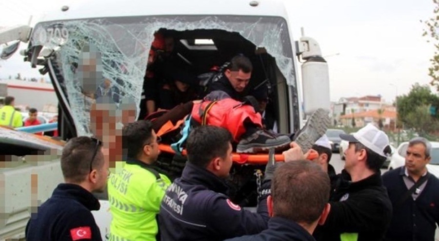 Personel taşıyan midibüs ile kamyonetin çarpıştı!