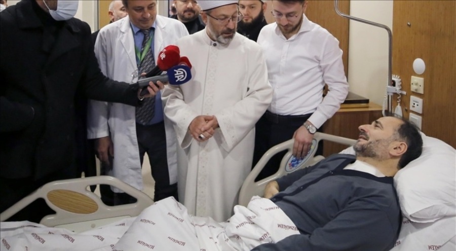 Ali Erbaş, bıçaklı saldırıya uğrayan imamı ziyaret etti