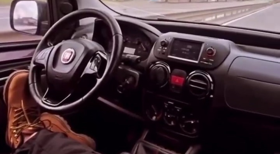 Yolcu koltuğuna geçip ayaklarıyla direksiyonu kontrol etti