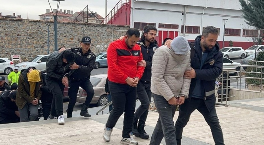 Tatil vaadiyle 250 kişiyi dolandıran çete üyelerinden 13'ü tutuklandı