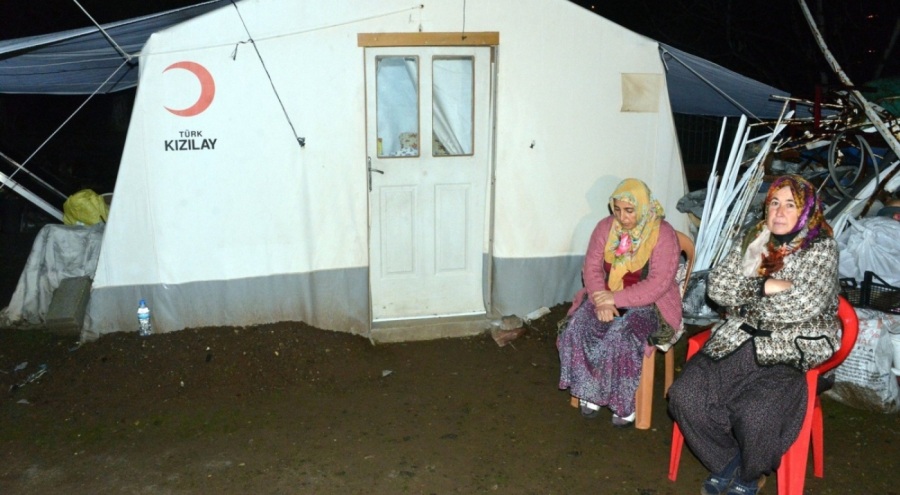 Şehit Piyade Sözleşmeli Er Müslüm Özdemir'in ailesinin çadırda kaldıkları öğrenildi