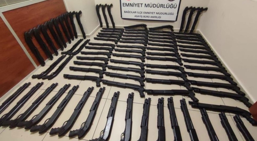 Durdurulan otomobil silah deposu çıktı! Tam 86 tüfek ele geçirildi