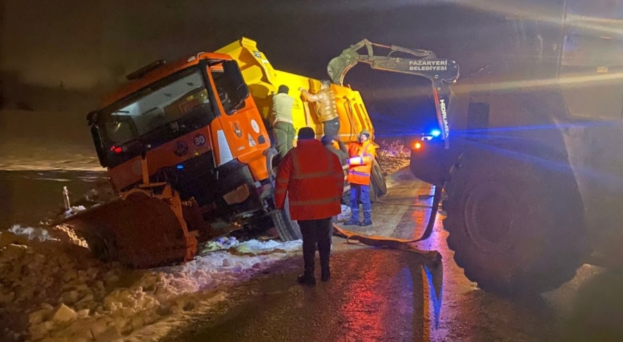Feci kaza! Kar kürüme ve tuzlama aracı devrildi