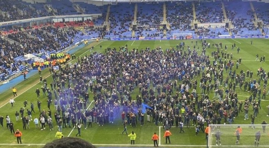 İngiltere'de saha içinde protesto! Maç ertelendi