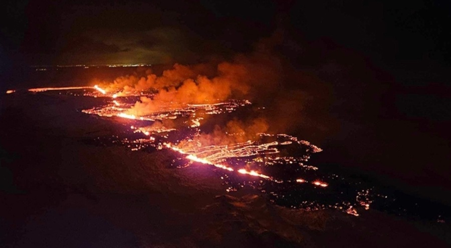 İzlanda'da yanardağ patlaması! Lavlar metrelerce yükseldi