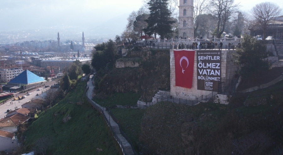 Bursa'da Tophane surlarına "Şehitler ölmez vatan bölünmez" pankartı asıldı