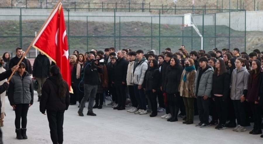 Haftaya okullarda şehitlere saygı duruşuyla başladı