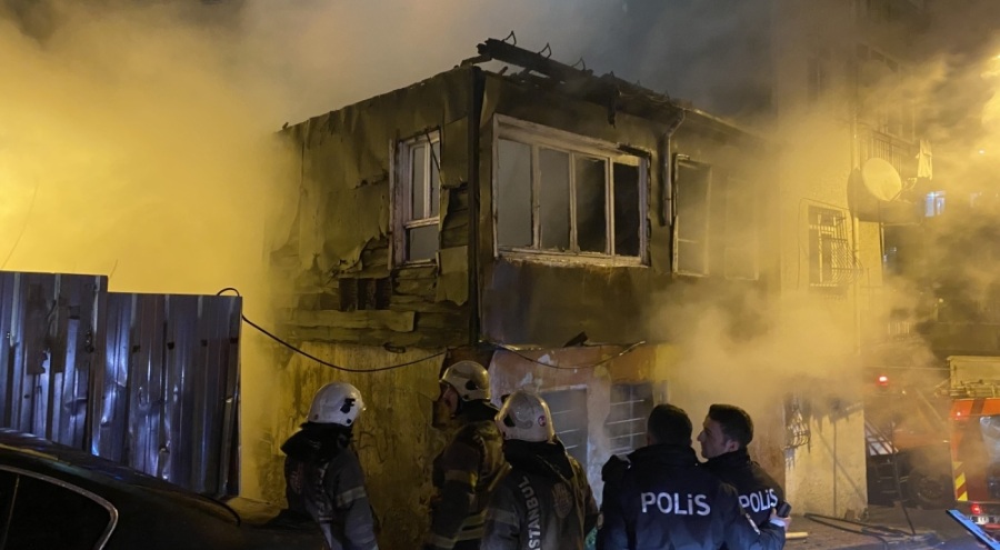 Metruk bina alev alev yandı!