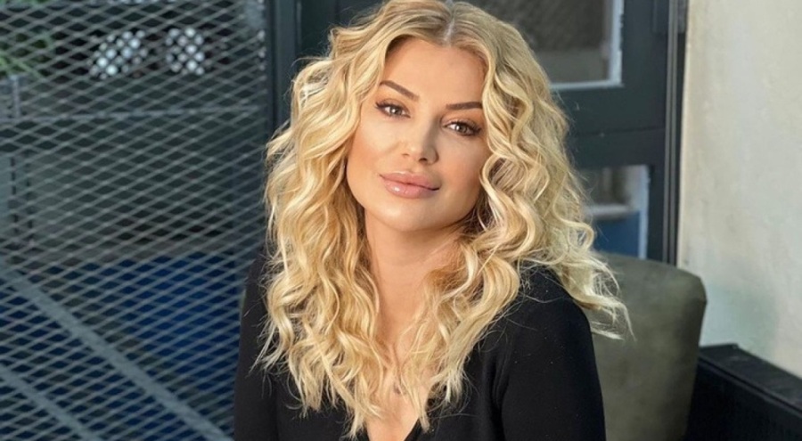 Songül Karlı'nın derin dekoltelerine dikkat çeken yorum