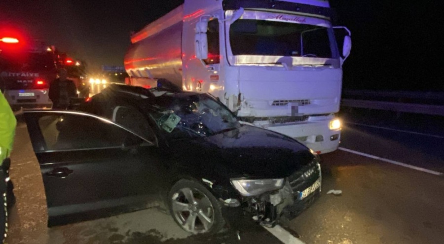 Tanker park halindeki otomobile çarparak metrelerce sürükledi