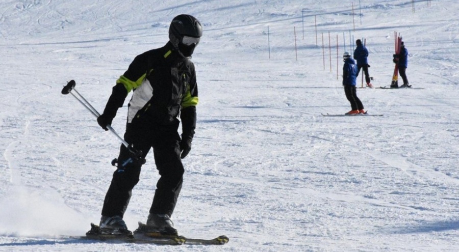 Hakkari'de kayak merkezinde kar kalınlığı rekoru