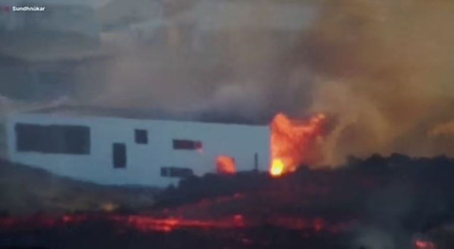 İzlanda'da yanardağ patladı: Lavlar evi yuttu