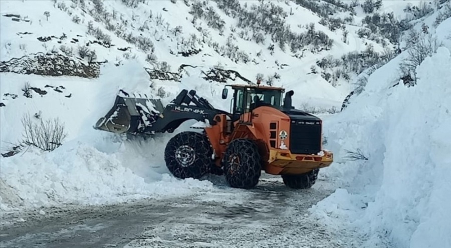 Hakkari'de çığ nedeniyle kapanan Yüksekova-Şemdinli kara yolu açıldı