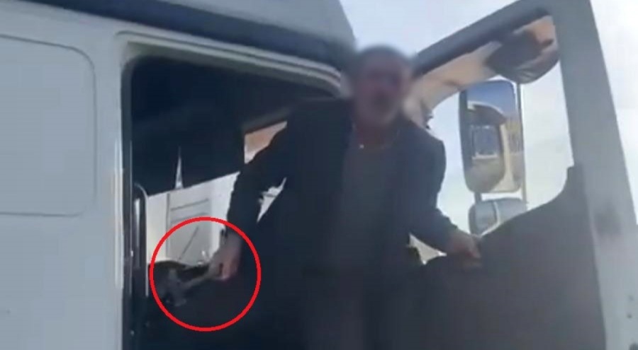 Bursa'da trafikte korku dolu anlar! Çekiçle saldırdı