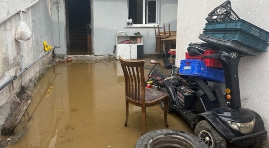 Esenyurt'ta rögar kapağı patladı, evler su altında kaldı